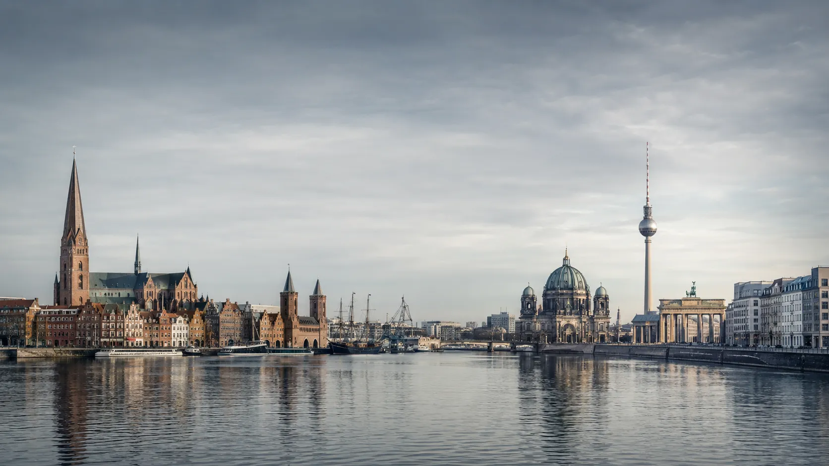 Skyline mit Wahrzeichen von Rostock und Berlin